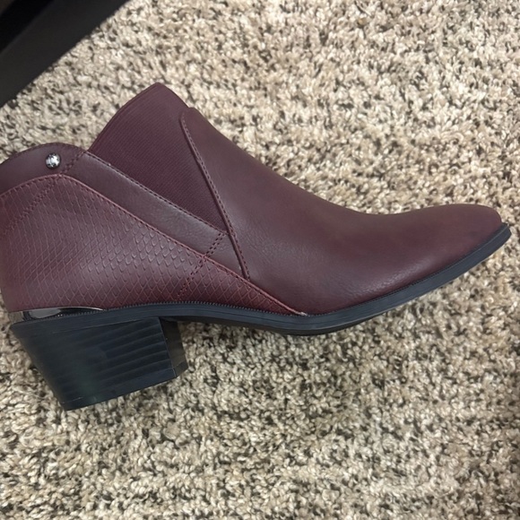 Simply Vera Vera Wang Red Ankle Booties Sleek Design - Picture 8 of 8